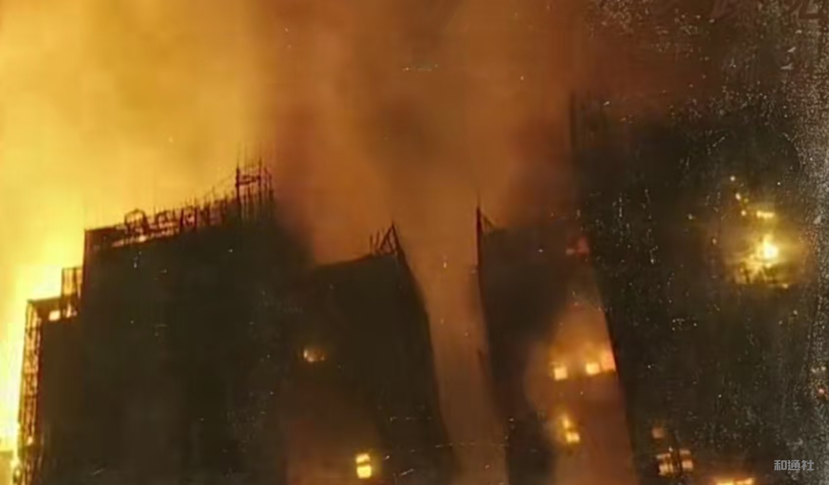 香港火灾已致65死：开放秩序下城市臃肿的安全隐患警示