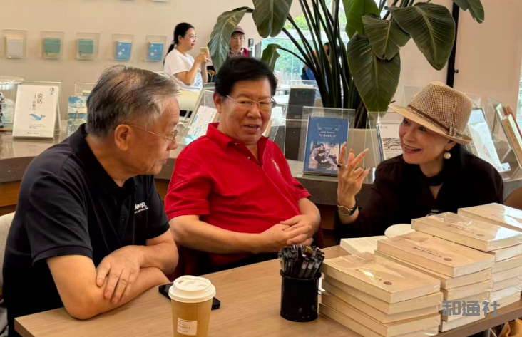 范长江、陶继明三联书店签售《艺兼众美—我的老师钱君匋》一书